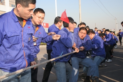 公司举行“心往一处使”员工拔河角逐